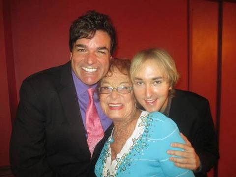 http://www.theaterscene.net/ts/articles.nsf/ee4b6532b4f6832b85256c73008186f5/87c436828320097485257b8300570636/Body/8.2E4E?OpenElement&FieldElemFormat=jpg